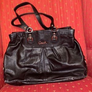 COACH BAG! LIGHTLY used! Comes with strap that can be taken off.